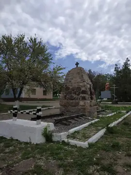 Пам'ятний знак, присвячений депортації українців села Устянова (Маринове) — Пам'ятник переселенцям, Раухівська селищна громад