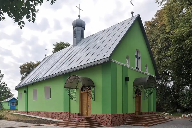 Церква Воскресіння Господнього — панорама околиць, Садки