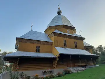Церква Святого Миколая — загальний вигляд, Боків