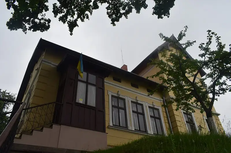 Львівський національний літературно-меморіальний музей Івана Франка — вид збоку, Львів