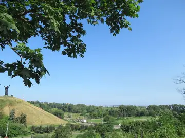 Пагорб Слави (Черкаси) — Вид на меморіал з боку парку Хмельніцького, Черкаси