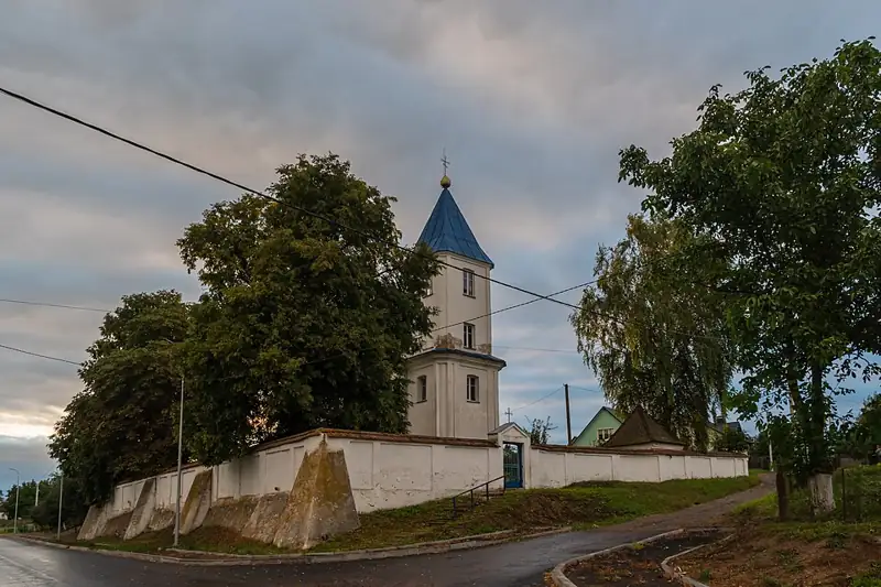 Петропавлівська церква — вид збоку, Новосілки