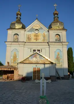 Георгіївська церква — загальний вигляд, Голоби