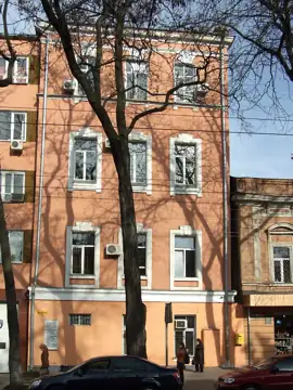 Будинок колишньої «поліцейської бульварної частини», в якому 6 січня 1920 року були закатовані денікінцями комсомольці, комун