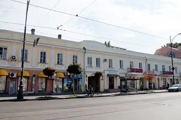Будинок, де жив Ю. Д. Дубовий — радіолог, засновник першого в Україні онкологічного диспансеру, заслужений діяч науки УРСР, п