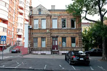 Комплекс житлових будинків Міроненка, в якому у 1900—1925 роках жила Л. Г. Бать — письменниця, критик, перекладач. Будинок жи