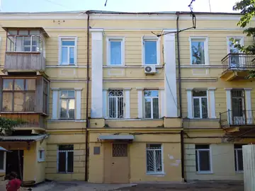 Комплекс житлових будинків Міроненка, в якому у 1900—1925 роках жила Л. Г. Бать — письменниця, критик, перекладач. Будинок жи