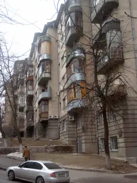 Будинок, в якому мешкали письменники та поети: у {{s|1957–1967 рр. —}} В. С. Кучер, у {{s|1957–1964 рр. —}} В. М. Сосюра; у {