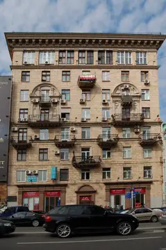 Будинок прибутковий, в якому проживали Кавалерідзе І. П., Литвиненко В. П., Овчинников В. Ф. — митці — Красноармейская Киев, 