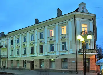 Житловий будинок (мур.) — Тернопіль Вулиця Гетьмана Сагайдачного у вечоровий час, Тернопіль