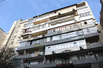 Будинок, в якому мешкали: у {{s|1969–1975 рр. —}} П. П. Вірський, балетмейстер; у {{s|1968–1972 рр. —}} М. Г. Дерегус, художн