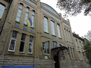 Будинок ОПШ № 11, у якому працював Е. І. Квірінг, державний і громадській діяч СРСР — Школа № Бахмут, Бахмут