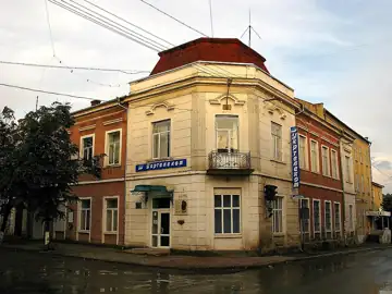 Адміністративний будинок (мур.) — будинок, у якому виступав на селянському вічі письменник Стефаник Василь — загальний вигляд