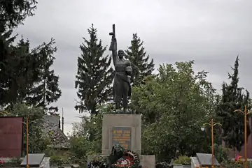 Братська могила 928 воїнів Радянської Армії, загиблих при звільненні селища, і пам'ятник 418 воїнам-односельчанам, загиблим н