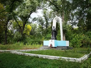 Братська могила радянських воїнів — загальний вигляд, Луганськ