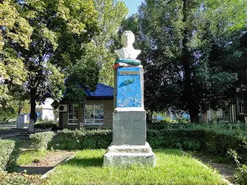 Пам'ятник А. П. Чехову — Вул. К. Маркса, Слов'янськ