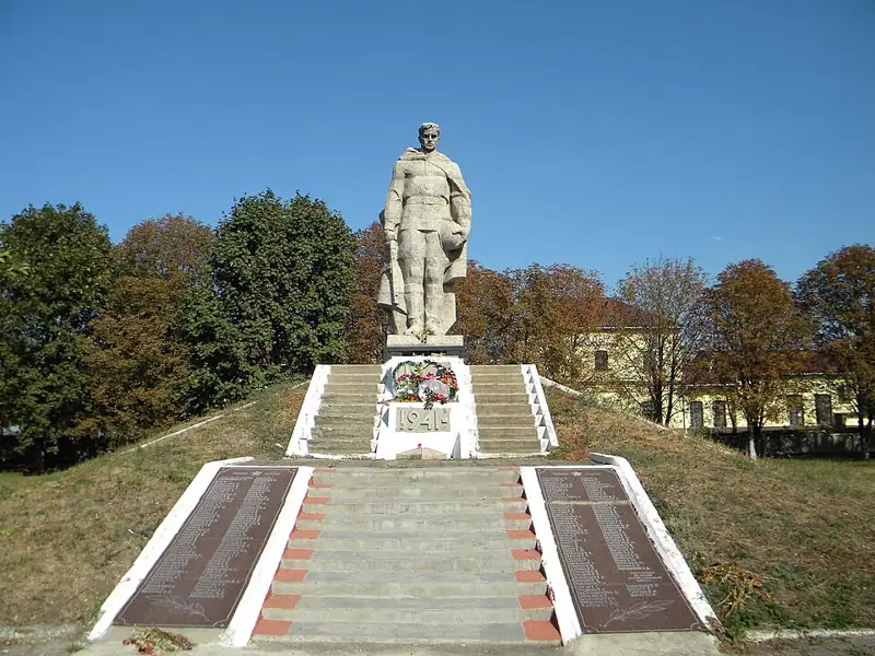 Пам'ятник воїнам-землякам. Увічнені 168 земляків, які загинули у роки Великої Вітчизняної війни — загальний вигляд, Чаплине