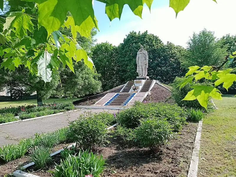Пам'ятник воїнам-землякам. Увічнені 168 земляків, які загинули у роки Великої Вітчизняної війни — Пам'ятник воїнам землякам Ч