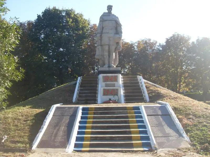 Пам'ятник воїнам-землякам. Увічнені 168 земляків, які загинули у роки Великої Вітчизняної війни — деталі фасаду, Чаплине