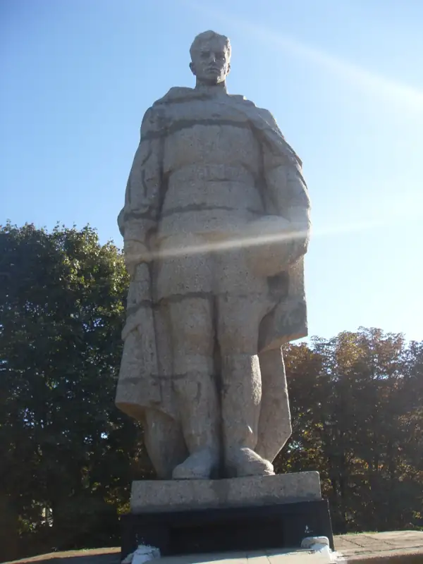 Пам'ятник воїнам-землякам. Увічнені 168 земляків, які загинули у роки Великої Вітчизняної війни — панорама околиць, Чаплине