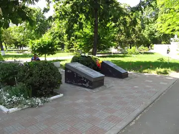 Братська могила 23 учасників опору, та членів підпільних організацій «Чайка» та «Крила Рад», загиблих від рук фашистських оку