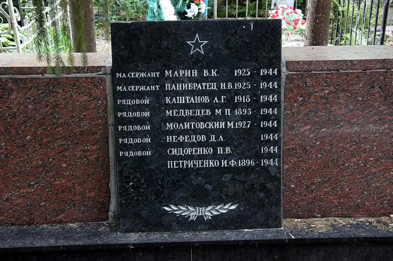 Братська могила, в якій поховані воїни Радянської армії, що загинули в роки Великої Вітчизняної війни (8 могил, фото 5