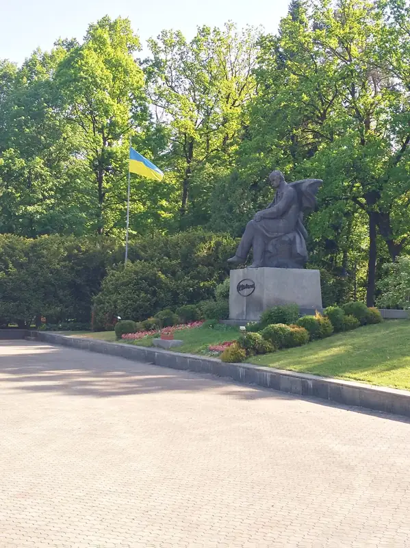 Пам'ятник Т. Г. Шевченку, українському поету і художнику — деталі фасаду, Моршин