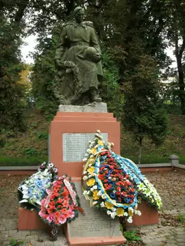 Братська могила радянських воїнів — сад тютюнової фабрики, Винники
