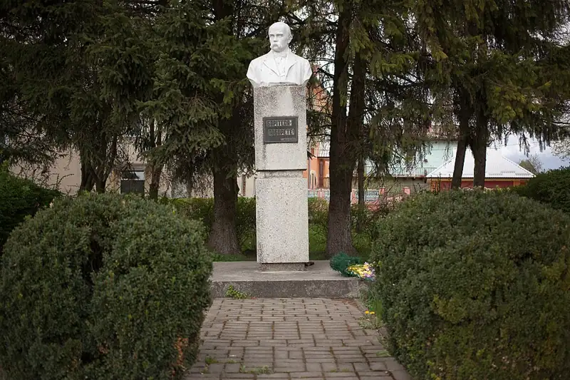 Пам'ятник Т. Г. Шевченку, українському поету і художнику — деталі фасаду, Рудки