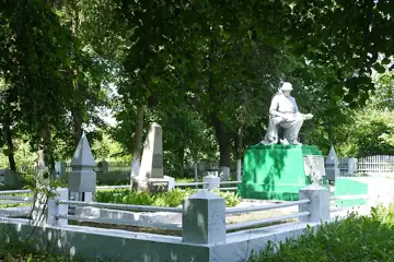 Братська могила 43 радянських воїнів, загиблих при звільненні селища, і пам'ятник 168 воїнам-односельчанам, загиблим на фронт