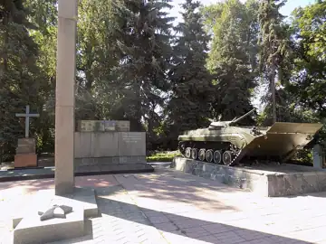 Братська могила 53 воїнів Радянської Армії і партизанів, загиблих при звільненні міста, і пам'ятник 662 воїнам-односельчанам,