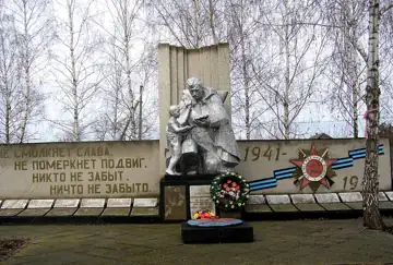 Братська могила 8 воїнів Радянської армії, загиблих при звільненні села, і пам'ятник 136 воїнам-односельчанам, загиблим на фр