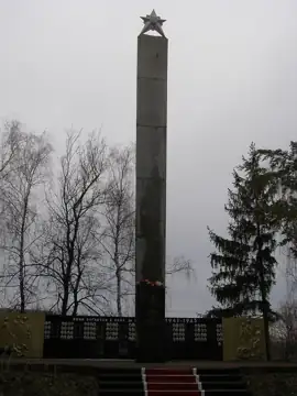 Братська могила 13 воїнів Радянської Армії, загиблих при звільненні села, і пам'ятник 358 воїнам-односельчанам, загиблим на ф