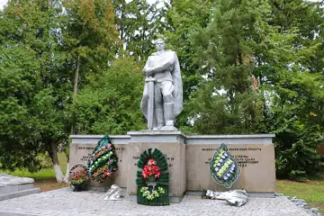 Братська могила 18 воїнів Радянської Армії, загиблих при звільненні села, і пам'ятник 127 воїнам-односельчанам, загиблим на ф