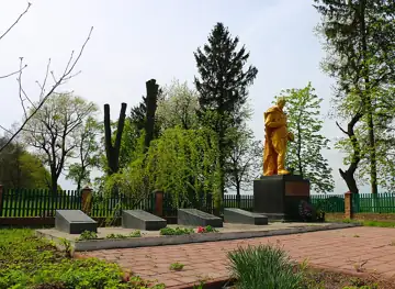 Братська могила 22 радянських воїнів, загиблих при звільненні села, і пам'ятник 131 воїну-односельчанину, загиблому на фронта