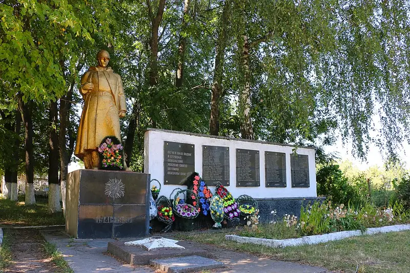 Пам'ятник 56 воїнам-односельчанам, загиблим на фронтах Великої Вітчизняної війни — Кордишівка Пам’ятник воїнам односельчанам