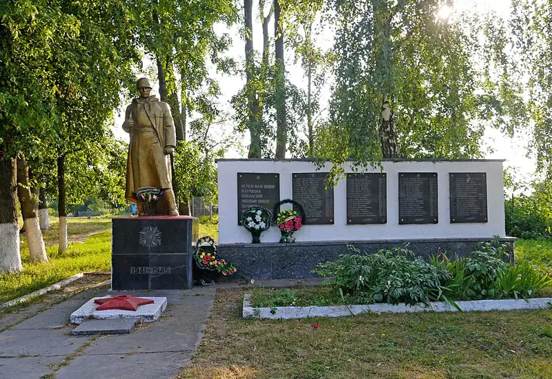 Пам'ятник 56 воїнам-односельчанам, загиблим на фронтах Великої Вітчизняної війни — деталі фасаду, Кордишівка