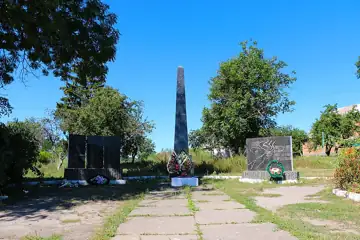 Пам'ятник 85 воїнам-односельчанам, загиблим на фронтах Великої Вітчизняної війни — Побережне Пам’ятник воїнам односельчанам з