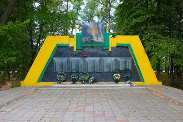 Могила радянського воїна і пам'ятник 92 воїнам-односельчанам, загиблим на фронтах Великої Вітчизняної війни — Пам’ятник воїна