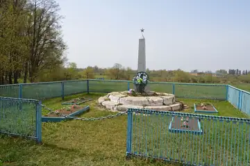 Братська могила 136 воїнів Радянської Армії, загиблих при звільненні села — Іванів Янів Братська могила, Іванів