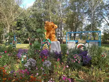 Братська могила 126 воїнів Радянської Армії, загиблих при звільненні села — загальний вигляд, Нова Гребля