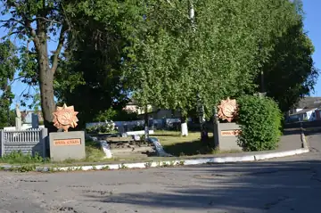 Братська могила 152 воїнів Радянської Армії, загиблих при звільненні селища та навколишніх сіл, і пам'ятник 230 воїнам-односе