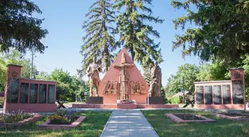 Братська могила 154 воїнів Радянської Армії, загиблих при звільненні села, і пам'ятник 116 воїнам-односельчанам, загиблим на 
