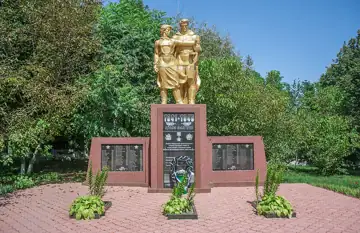 Братська могила радянських воїнів і пам'ятник 116 воїнам-односельчанам, загиблим на фронтах Великої Вітчизняної війни — загал