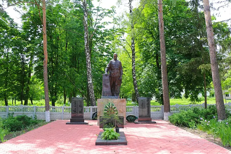 Братська могила 13 воїнів Радянської Армії, загиблих при звільненні села, і пам'ятник 58 воїнам-односельчанам, загиблим на фр