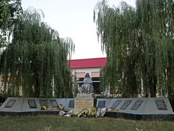 Братська могила 209 воїнів Радянської Армії, загиблих при звільненні селища та навколишніх сіл, і пам'ятник 157 воїнам-односе