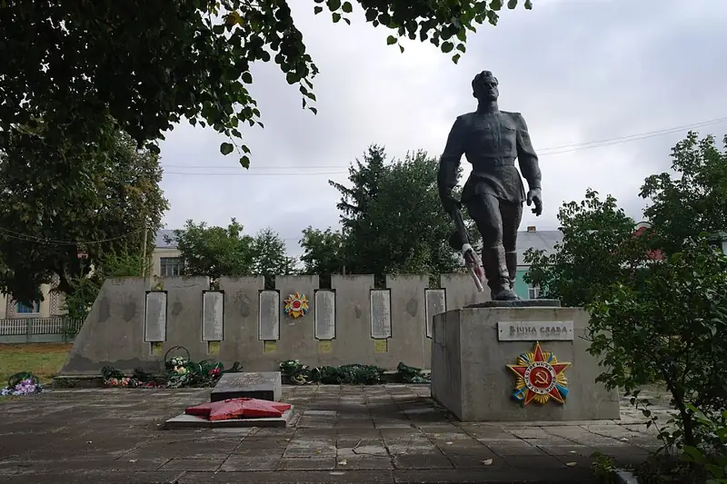 Могила 3 воїнів Радянської Армії і пам'ятник 195 воїнам-односельчанам, загиблим на фронтах Великої Вітчизняної війни — загаль