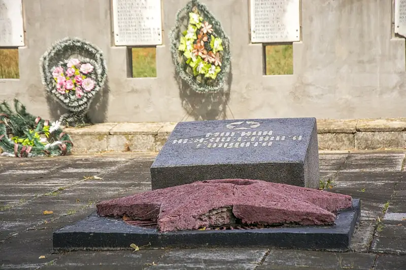 Могила 3 воїнів Радянської Армії і пам'ятник 195 воїнам-односельчанам, загиблим на фронтах Великої Вітчизняної війни — вид зб