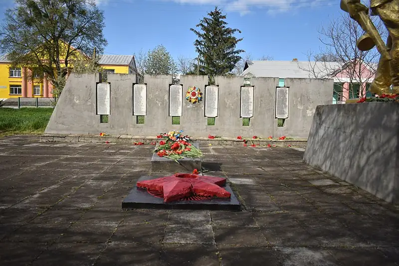 Могила 3 воїнів Радянської Армії і пам'ятник 195 воїнам-односельчанам, загиблим на фронтах Великої Вітчизняної війни — деталі