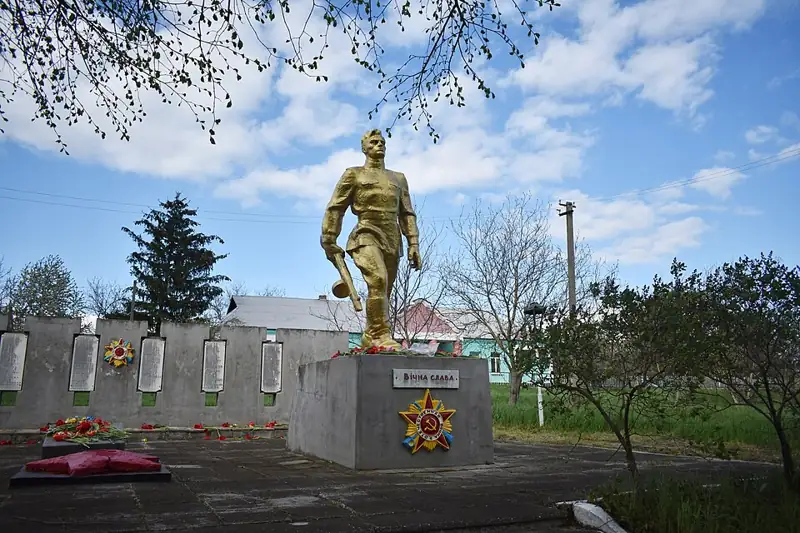 Могила 3 воїнів Радянської Армії і пам'ятник 195 воїнам-односельчанам, загиблим на фронтах Великої Вітчизняної війни — панора